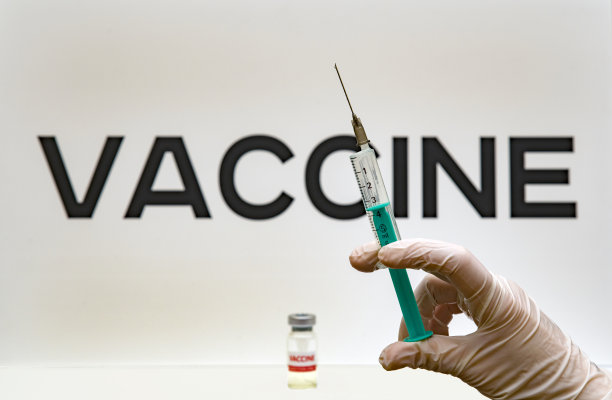 冠状病毒疫苗注射器在手图片下载