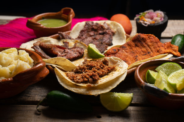 木制背景上的墨西哥玉米饼图片下载