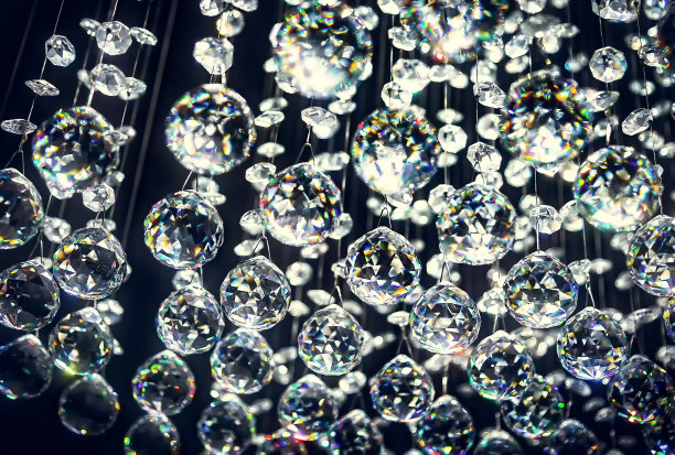 抽象背景-圣诞节装饰或水晶吊灯吊坠或水晶面球在黑色。图片下载
