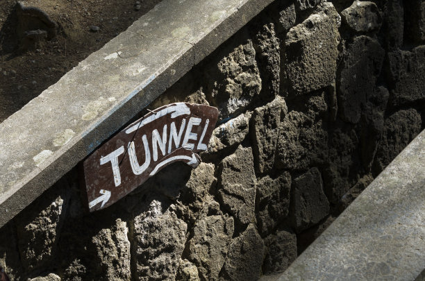 用英文“tunnel”和箭头签名(希腊)图片下载