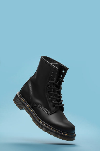 黑色的靴子在空中。时尚鞋静物。摄影棚里的时尚照片图片下载