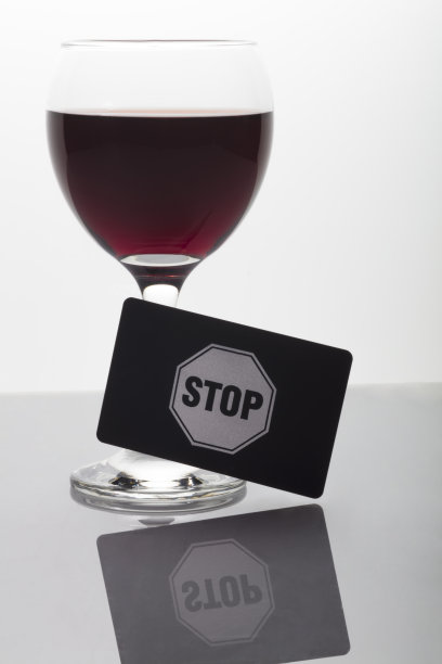 在酒杯前面有停车标志图片下载