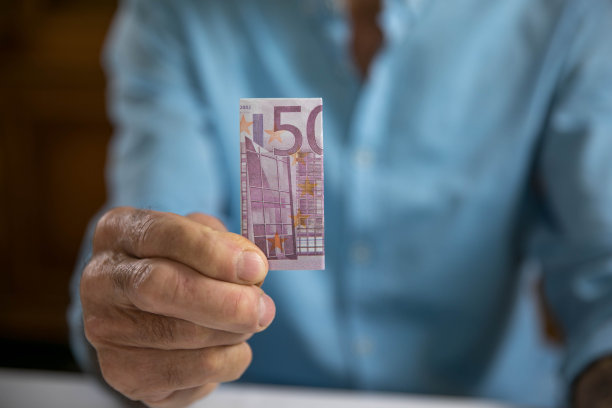一名男子手中有一堆500欧元的钞票图片下载