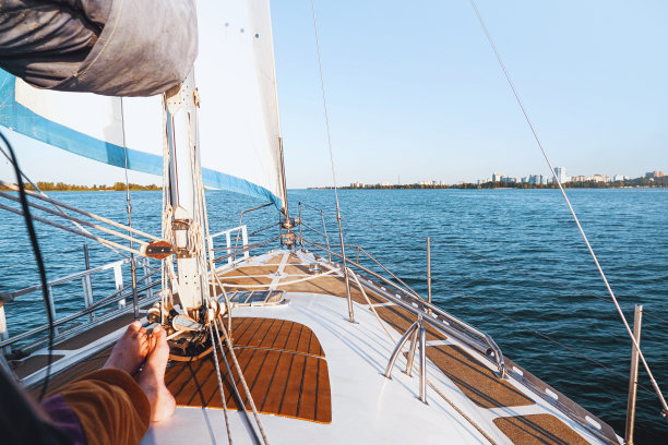 游艇旅行墙纸。阳光明媚的天航行。男人在游艇上冷却。邮轮假期的爱人。自由的生活方式照片在船上。海上旅行的旗帜图片下载