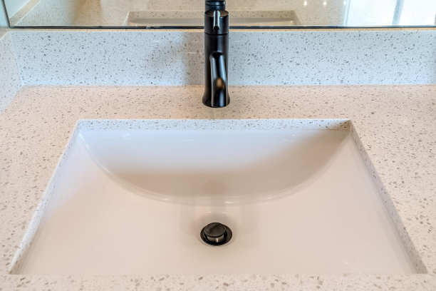 闭合下单盆水槽与黑色水龙头在白色台面图片下载