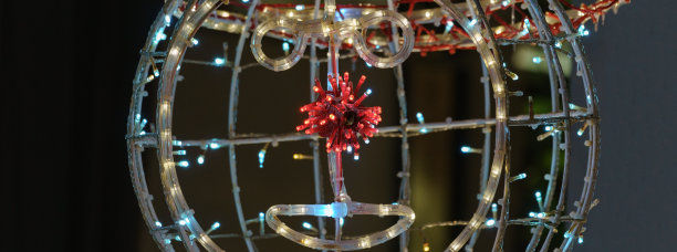 创造性的雪人。手电筒图片下载