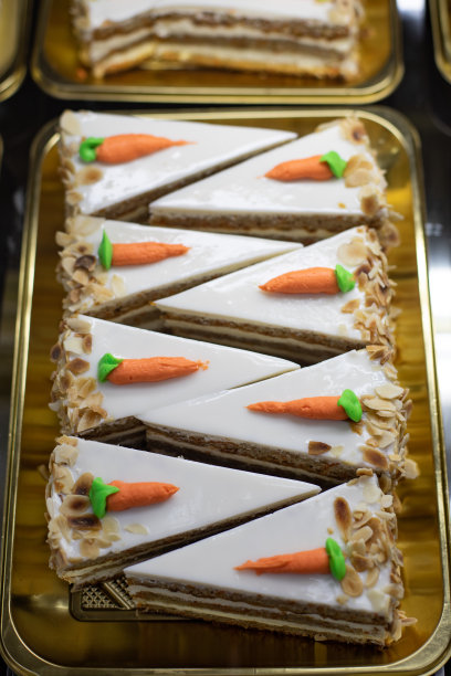 胡萝卜蛋糕切成三角形，饰以奶油胡萝卜，甜点甜图片下载