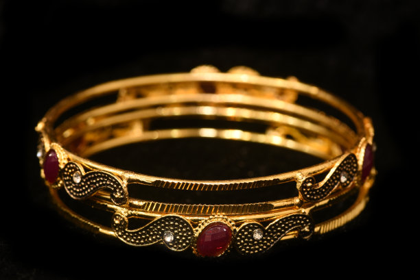 花哨的设计师金手镯手镯珠宝图片下载