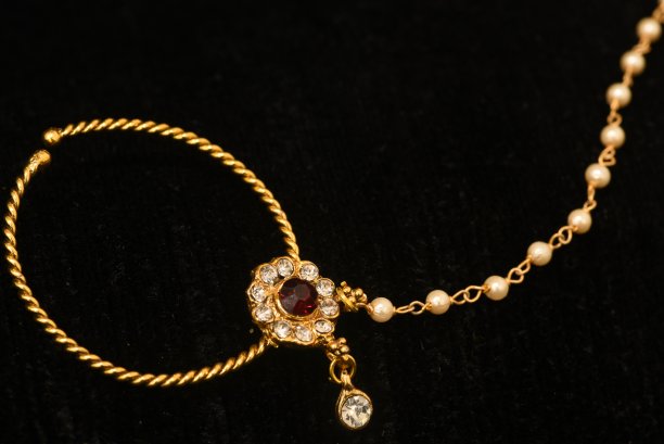 印度花式黄金设计师珠宝-新娘头装饰的女人时尚。图片下载