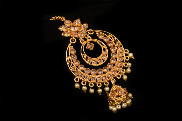 印度花式黄金设计师珠宝-新娘头装饰的女人时尚。图片下载