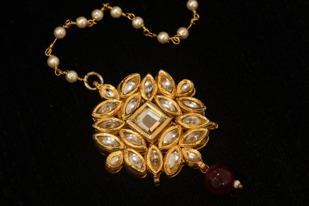 印度花式黄金设计师珠宝-新娘头装饰的女人时尚。图片下载