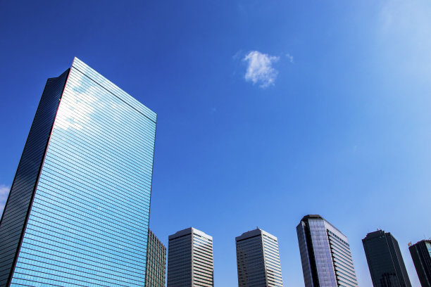 办公区内高楼林立，天空湛蓝图片下载