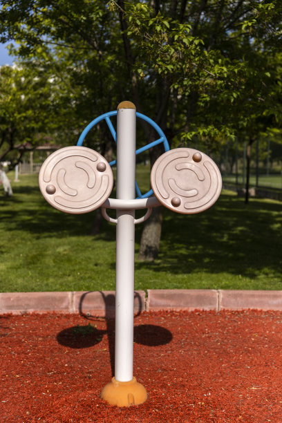 由塑料和金属制成的运动器材，用于白天在花园里运动和健身图片下载