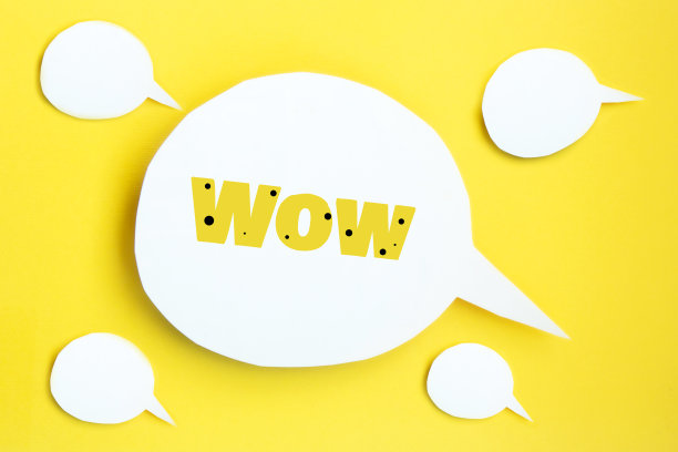 一些白色的语音气泡与剪贴路径与题词哇，在明亮的黄色背景图片下载