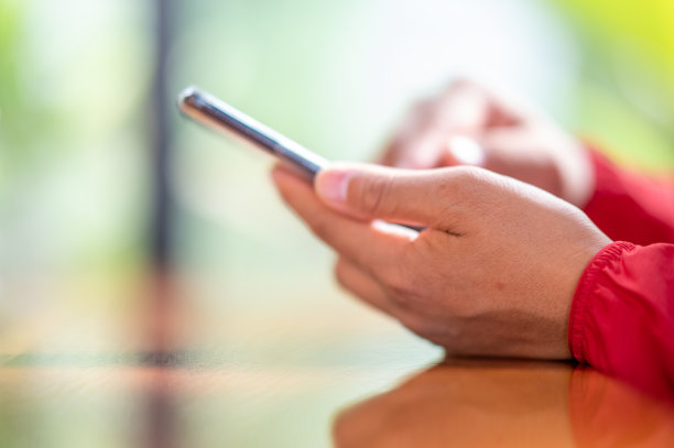 一个商人在咖啡店用手机检查订单。图片下载