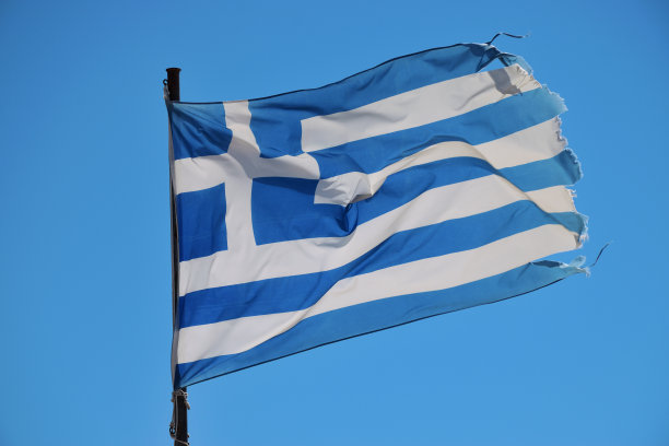 蓝天上的希腊国旗图片下载