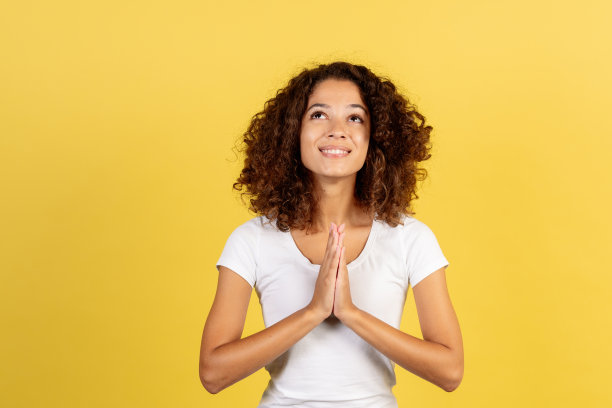 年轻的非洲裔美国妇女在黄色拷贝空间背景图片下载