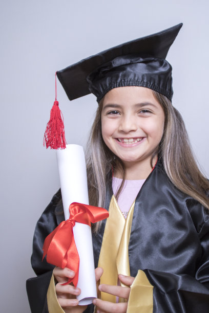 在校女生毕业典礼在学校后院举行图片下载