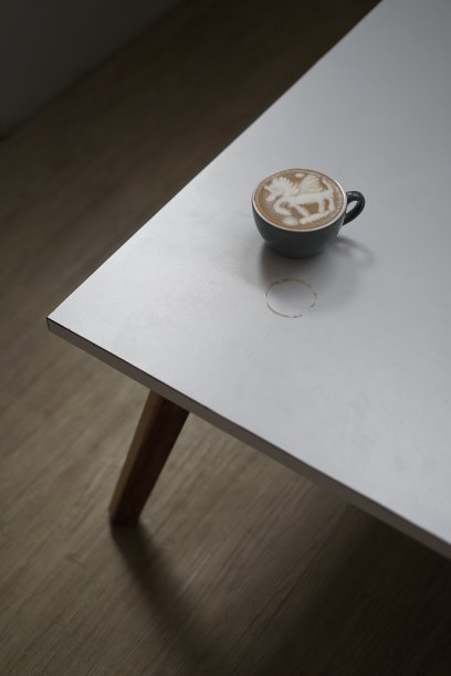 桌上有卡布奇诺图片下载