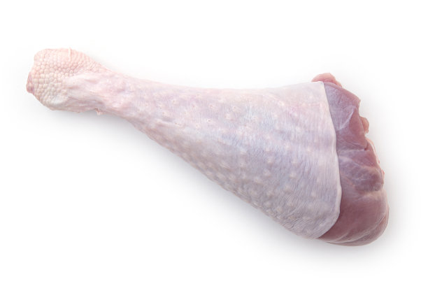 白色背景上的未烹饪火鸡腿图片下载