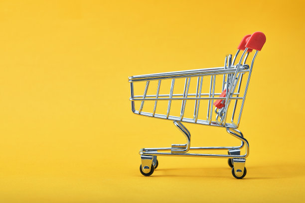 购物车的黄色背景与一些拷贝空间图片下载