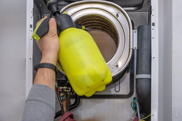 在锅炉房修理冷凝锅炉的水管工。图片下载