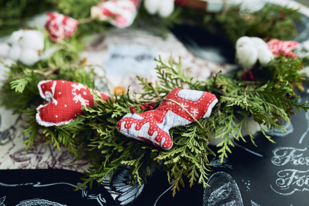 手工制作的圣诞花环。圣诞装饰品。图片下载