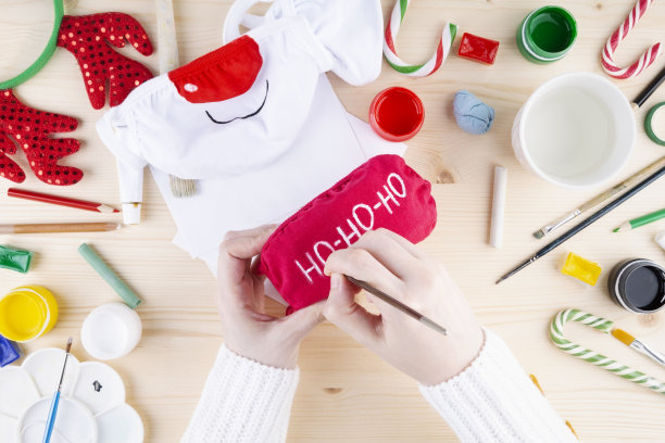 Diy节日图案防护口罩。2 .在红色面具上画上圣诞老人“Ho Ho Ho”图片下载