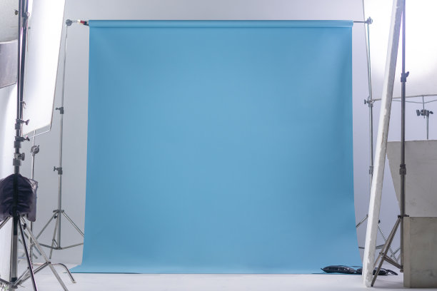 蓝色背景和照明设置在工作室工作场所图片下载