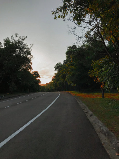 一个空旷的夜晚图片下载