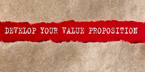 把你的价值主张标语写在撕好的纸上。图片下载