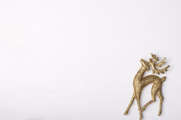 闪亮的金鹿装饰与复制空间，在一个白色的背景图片下载