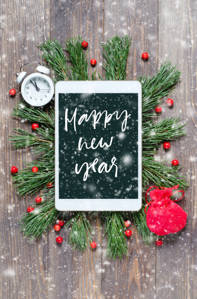 圣诞或新年背景以木制为背景。新年快乐——小玩意屏幕上的手写题词图片下载