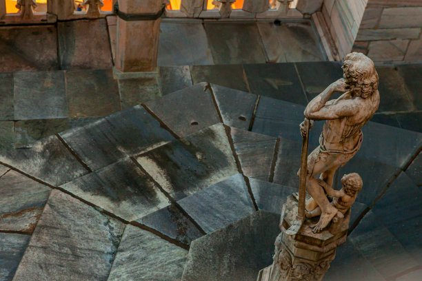 米兰大教堂的屋顶，哥特式尖顶和白色大理石雕像。意大利伦巴迪亚米兰广场上的顶级旅游景点。老哥特式建筑和艺术的广角视图图片下载