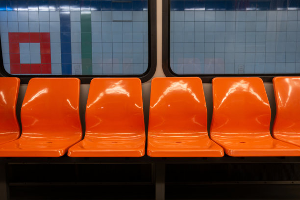在隔离期间，地铁内部的橙色座位是空的图片下载
