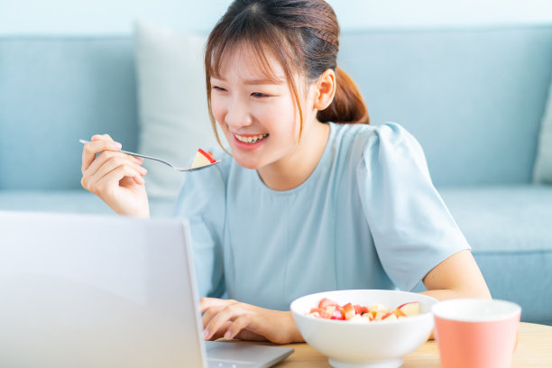 妇女在家工作素材图片