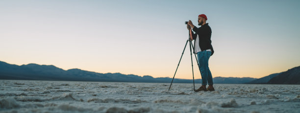 一个男人在晚上用相机拍照图片下载
