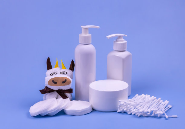 在中国农历2021年以蓝色为背景，用毛巾裹着一头公牛作为即将到来的2021年的象征。冬季保健图片下载