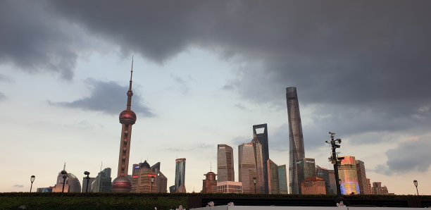 上海阴云密布图片下载