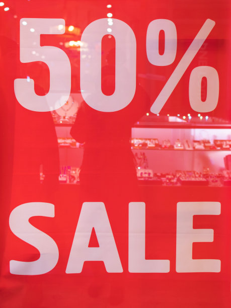 服装店的红色销售广告牌。在时装销售海报板。一半的折扣图片下载