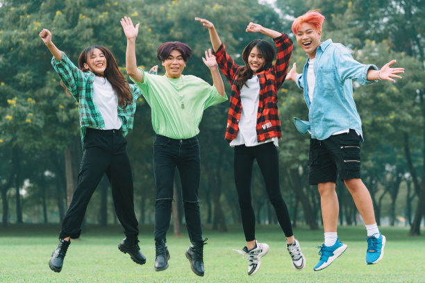 少年跳跃图片下载