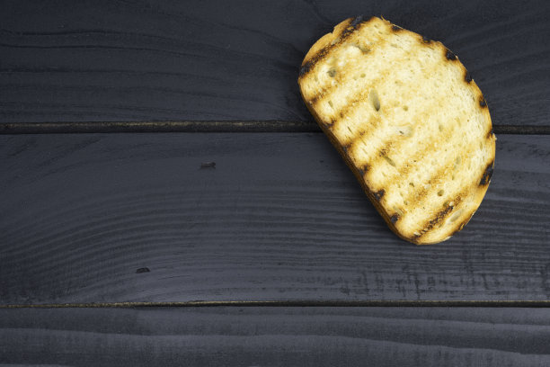 黑色背景上的切片吐司面包。前视图。图片下载