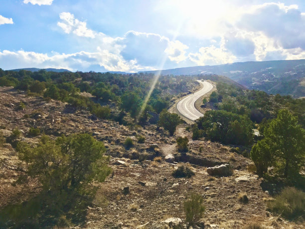 科罗拉多高沙漠户外景观与山脉和偏远的道路系列图片下载