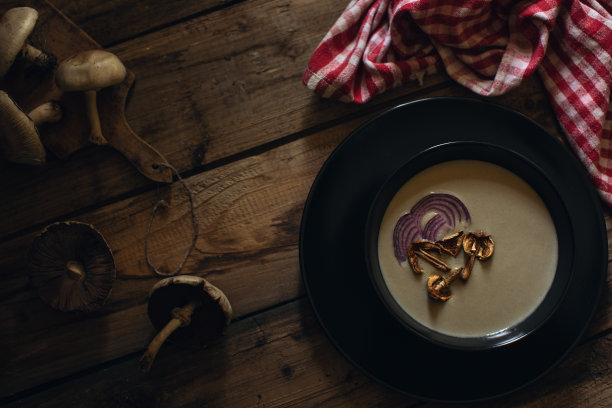 木桌上的蘑菇奶油汤图片下载