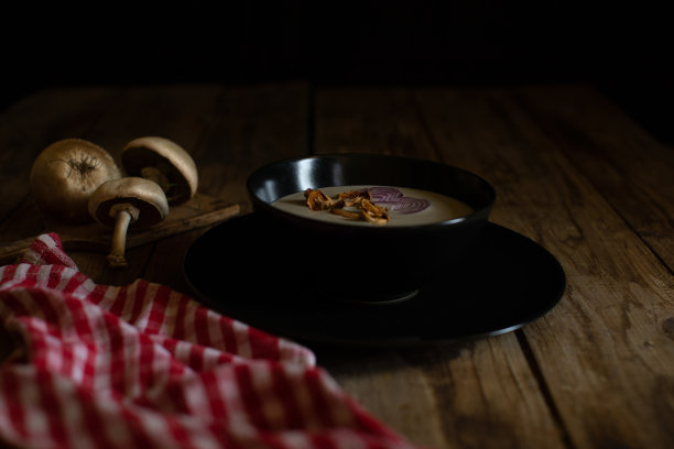 木桌上的蘑菇奶油汤图片下载