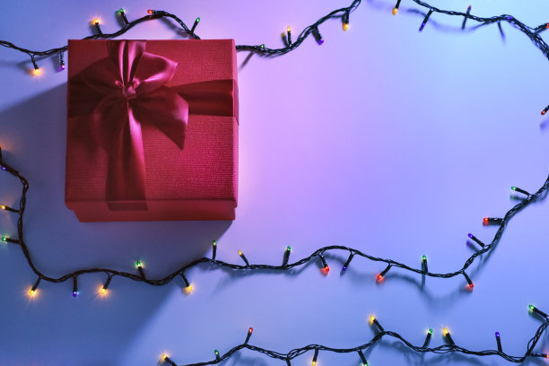 圣诞装饰，圣诞礼物与圣诞灯在黑暗的背景图片下载