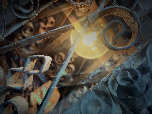 灯光在一个古老华丽的灯笼图片下载