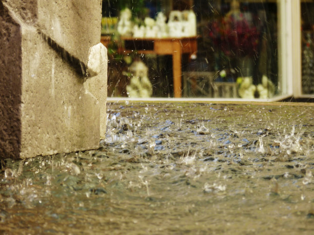 水沿着城市流动图片下载