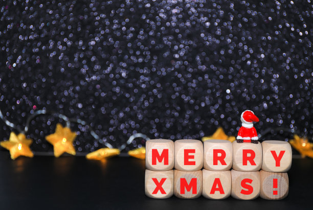 小圣诞老人看着夜空中满是闪亮的星星图片下载