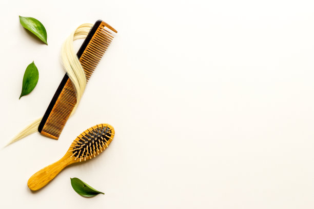 女金发用竹刷，平躺着图片下载